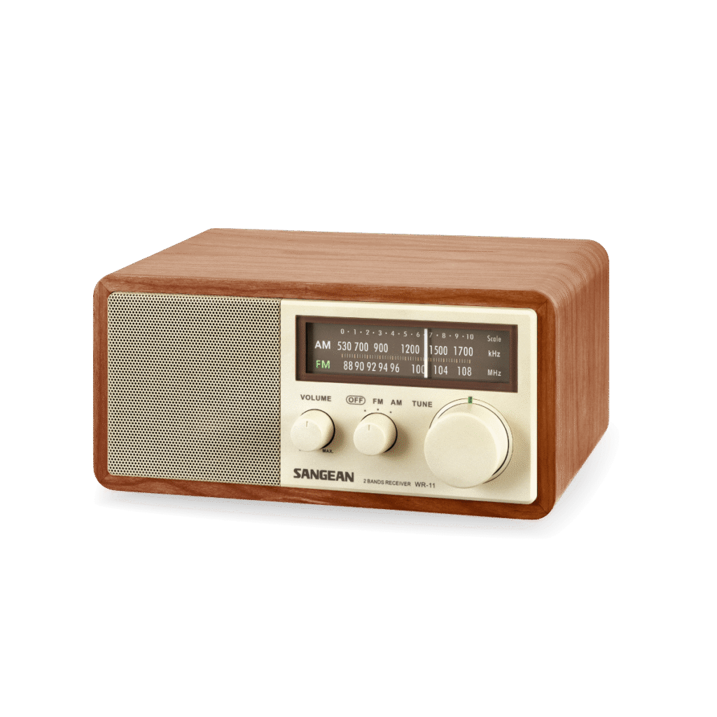 Sangean WR-11 radio v orehovem ohišju – pogled od spredaj
